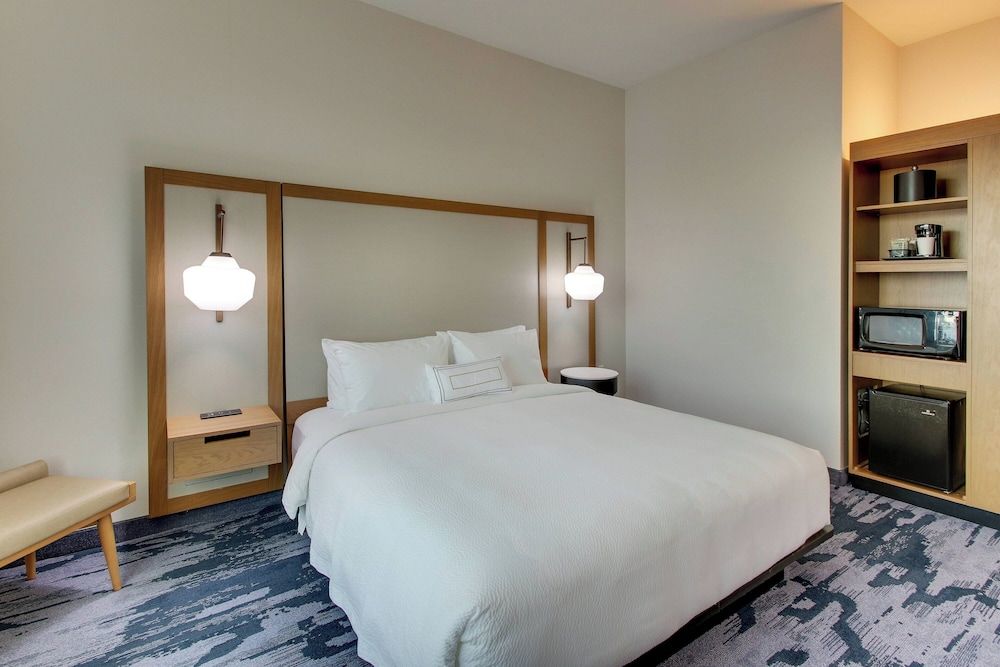 Fairfield Inn & Suites by Marriott Houston Brookhollow Room, 1 King Bed, Non Smoking (Mobility Accessible, Roll-In Shower)