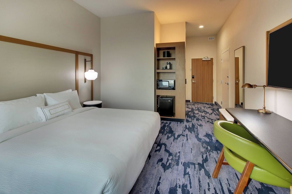 Fairfield Inn & Suites by Marriott Houston Brookhollow Room, 1 King Bed, Non Smoking (Mobility Accessible, Roll-In Shower) 2