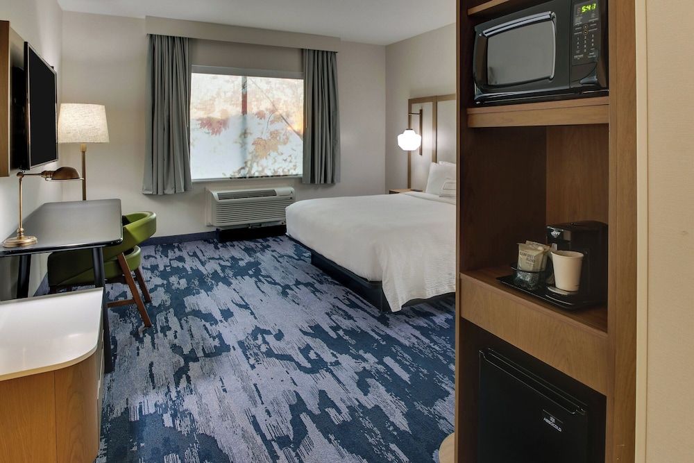 Fairfield Inn & Suites by Marriott Houston Brookhollow Room, 1 King Bed, Non Smoking (Mobility Accessible, Roll-In Shower) 7