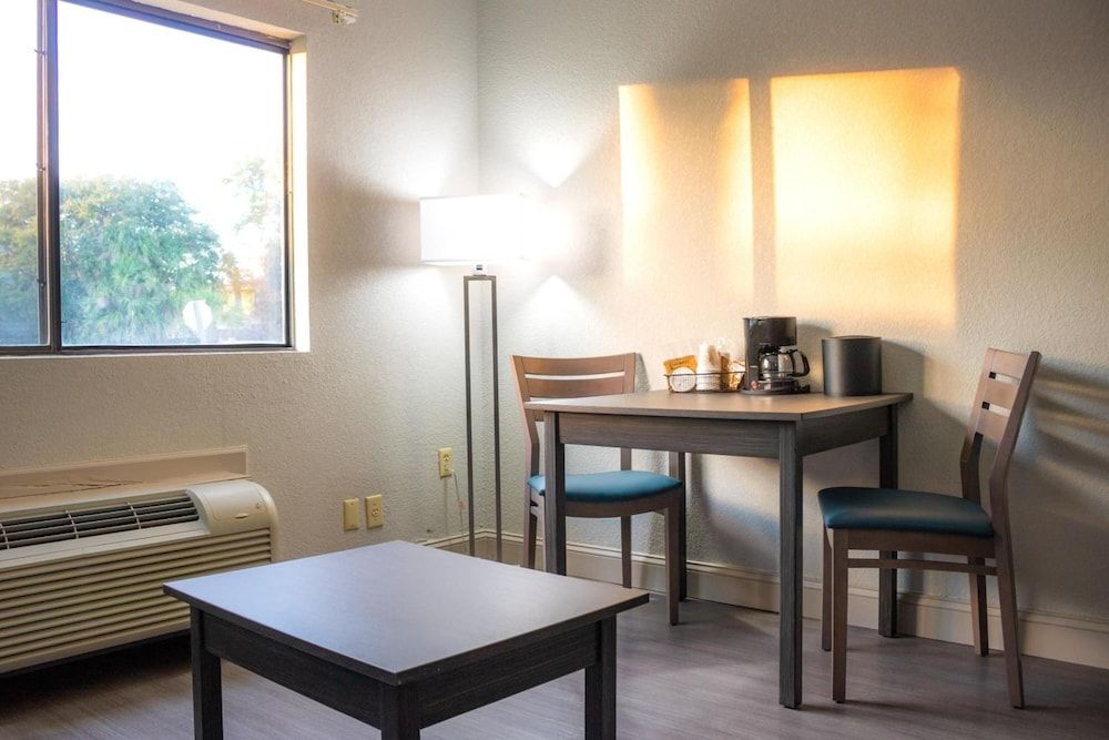 Admiral's Inn on Tybee Island King room 5