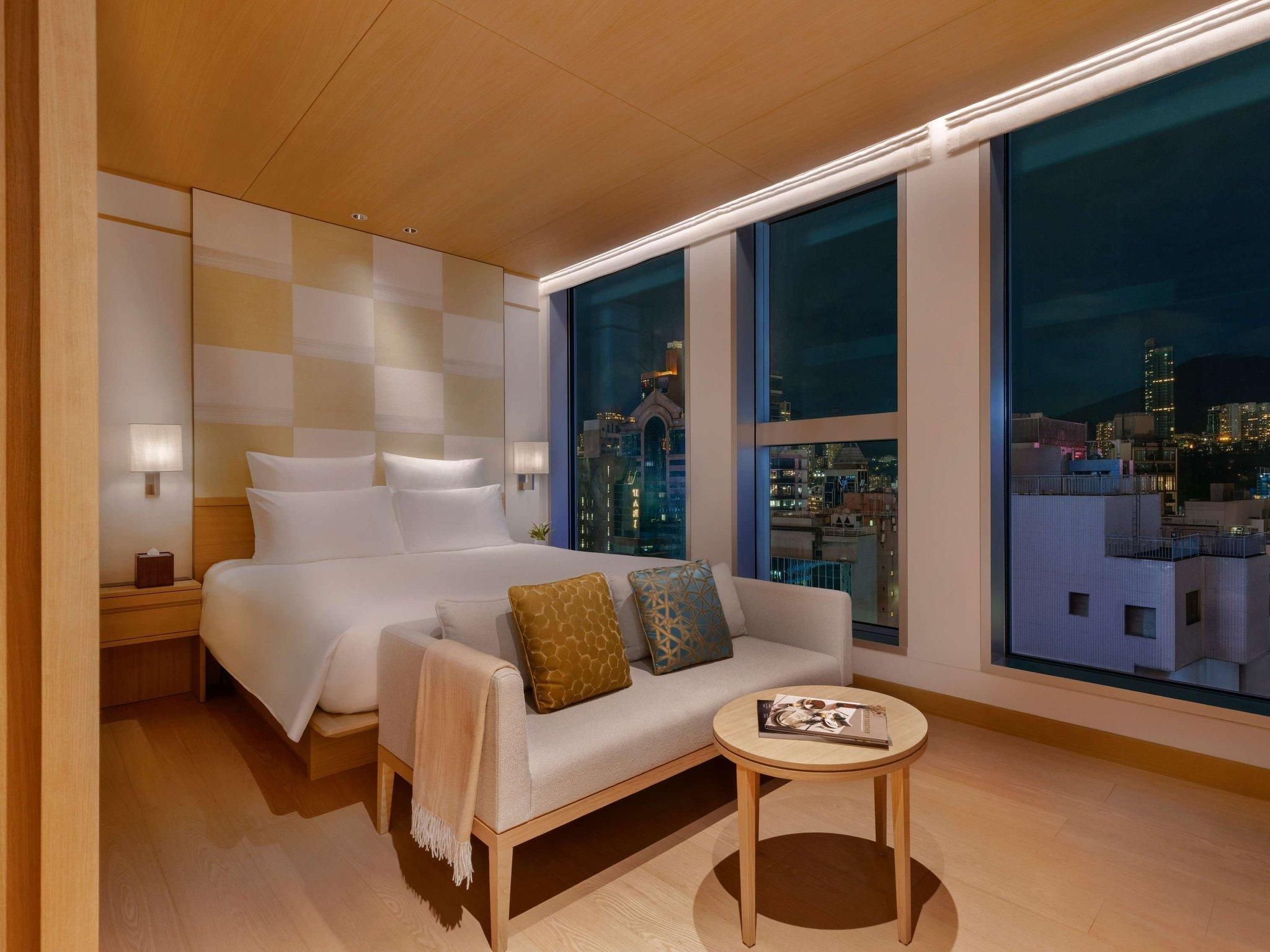 Deluxe Room 1 King Bed Studio