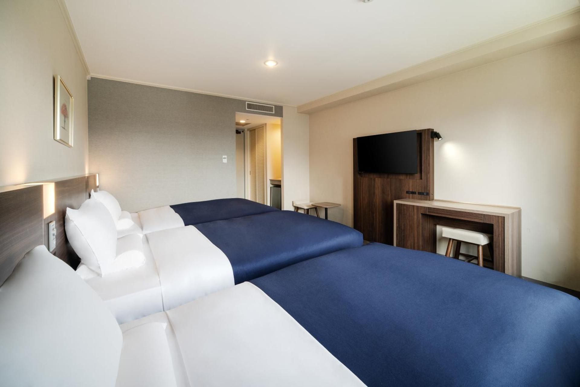Superior Twin Room with Park View with 1 extra bed - Non-Smoking - House Keeping is Optional with Additional Cost