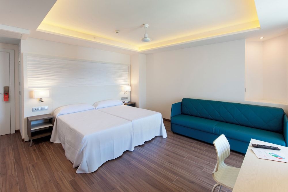 Family Room (2 Adults + 1 Child)