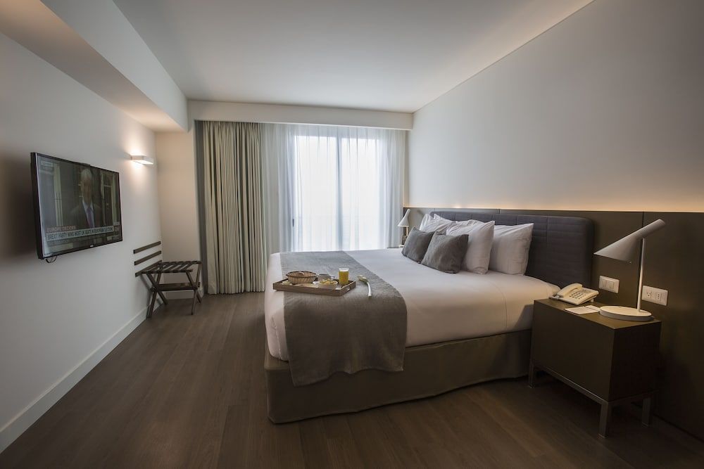 Suite, 1 King Bed, City View