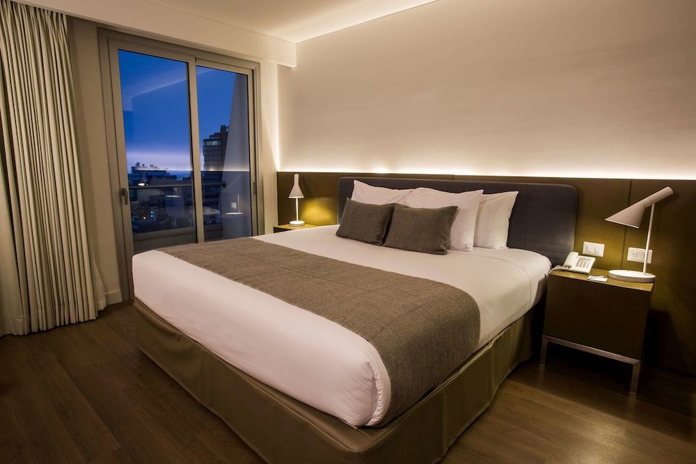 Suite, 1 King Bed, City View