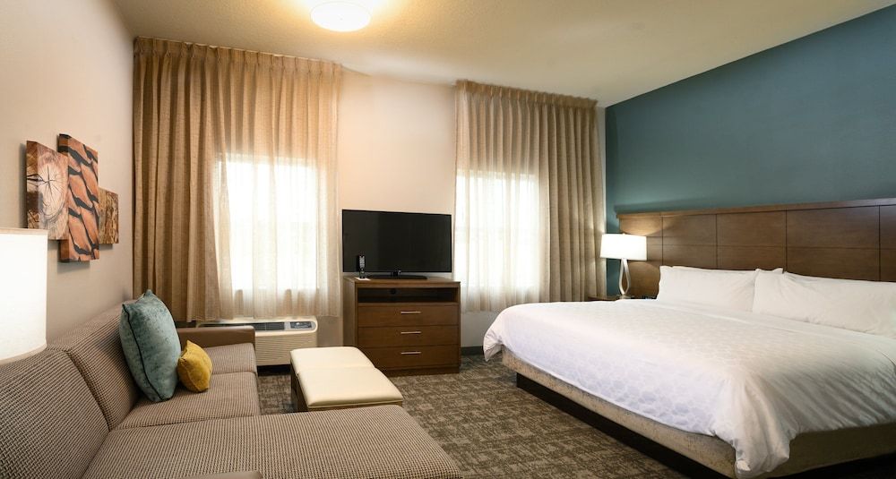 Studio Suite, 1 Queen Bed, Kitchen
