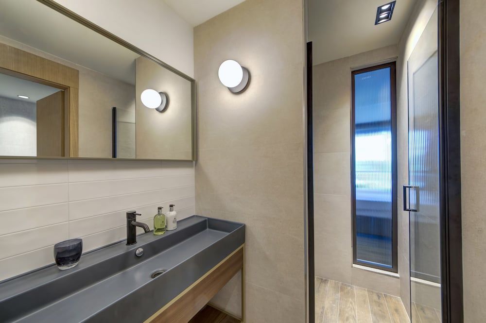 Land's End Boutique Hotel Classic Double Room 5