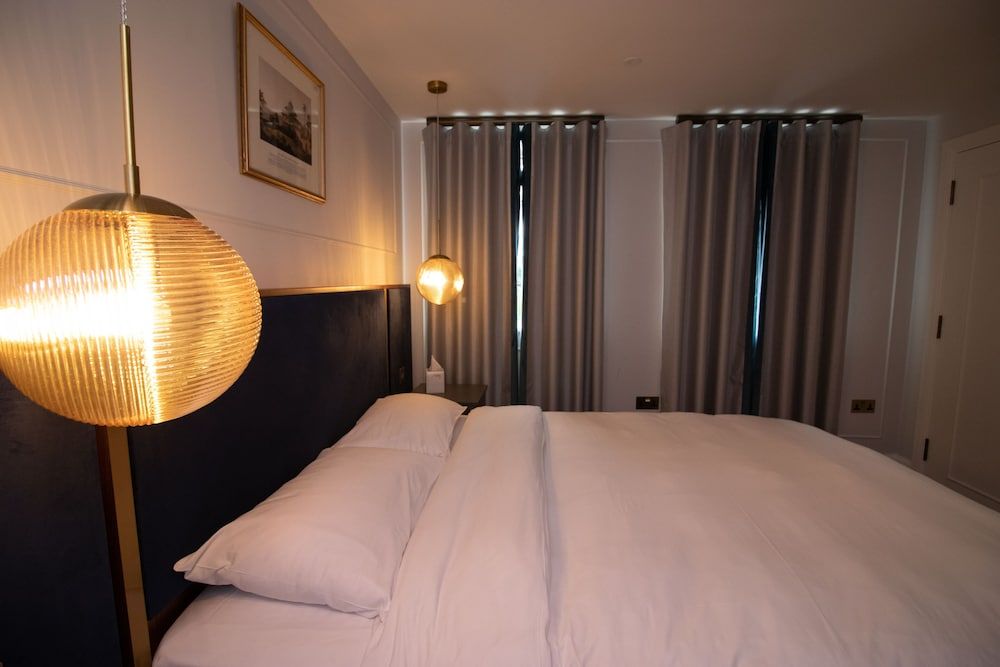 Three Falcons Hotel Deluxe Double Room, Private Bathroom 4