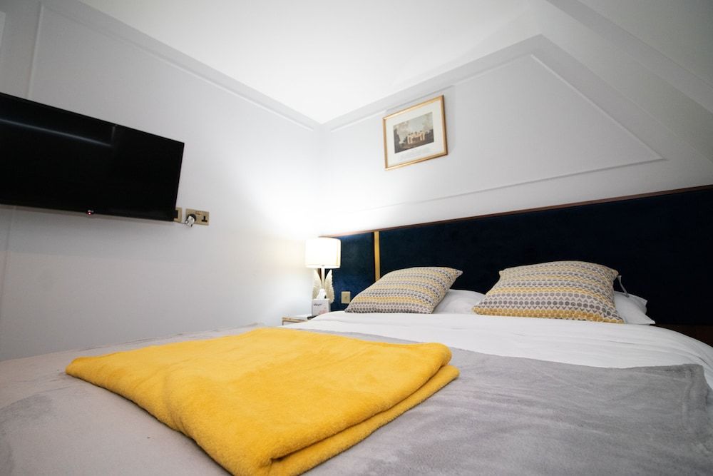 Three Falcons Hotel Deluxe Double Room, Private Bathroom 7