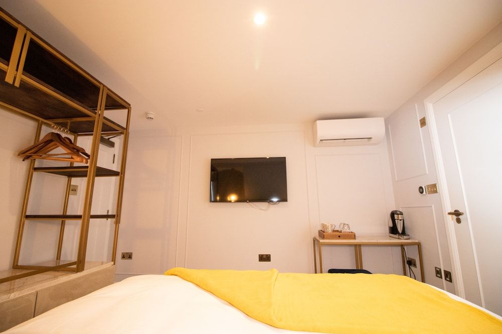 Three Falcons Hotel Deluxe Double Room, Private Bathroom 6