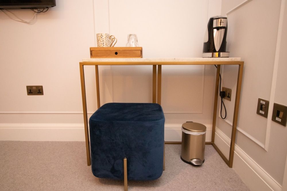 Three Falcons Hotel Deluxe Double Room, Private Bathroom 14