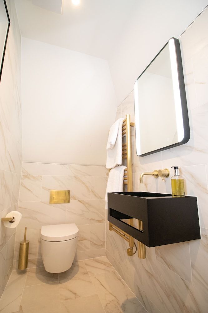 Three Falcons Hotel Deluxe Double Room, Private Bathroom 12