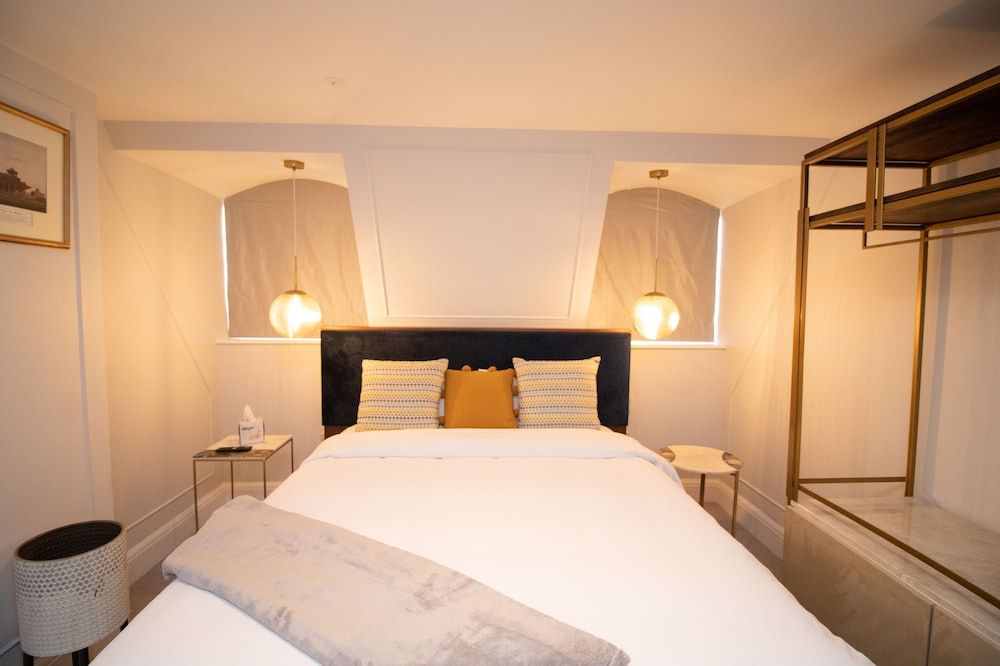 Three Falcons Hotel Deluxe Double Room, Private Bathroom 5