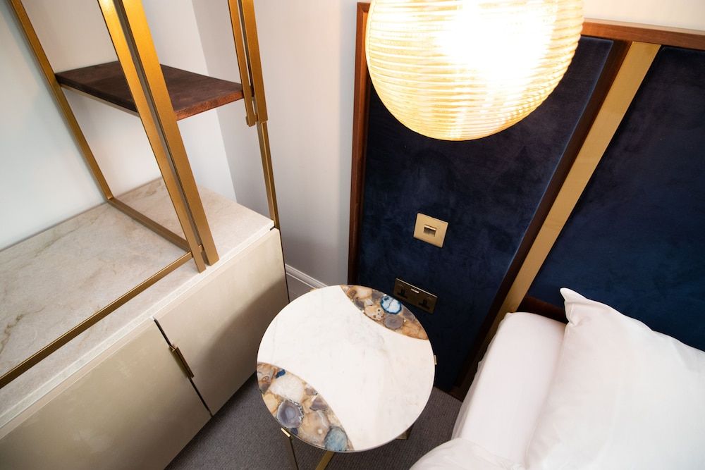 Three Falcons Hotel Deluxe Double Room, Private Bathroom 15