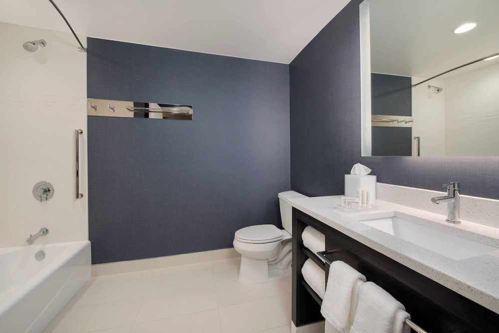 Suite, 1 Bedroom, Non Smoking (Mobility/Hearing Access, Roll-in Shwr)