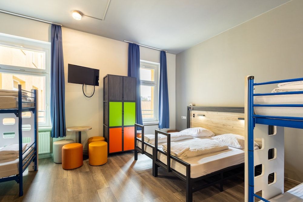 6-Bed Room