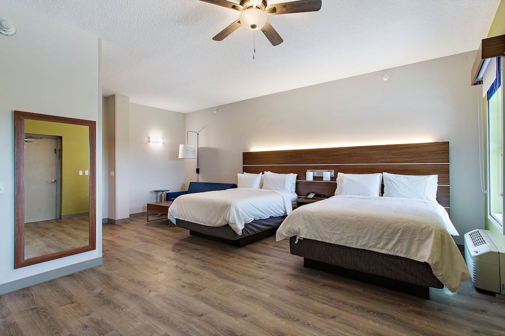 Standard Room, 2 Queen Beds, Accessible (Communications, Roll-In Shower)