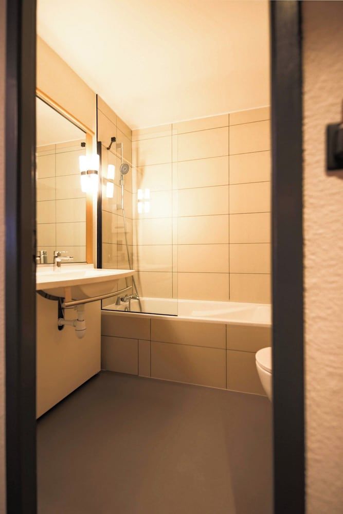 easyHotel Nice Old Town Double Room 11