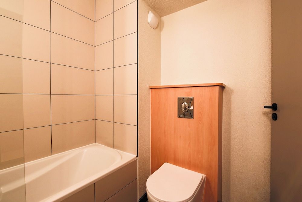 easyHotel Nice Old Town Double Room 7