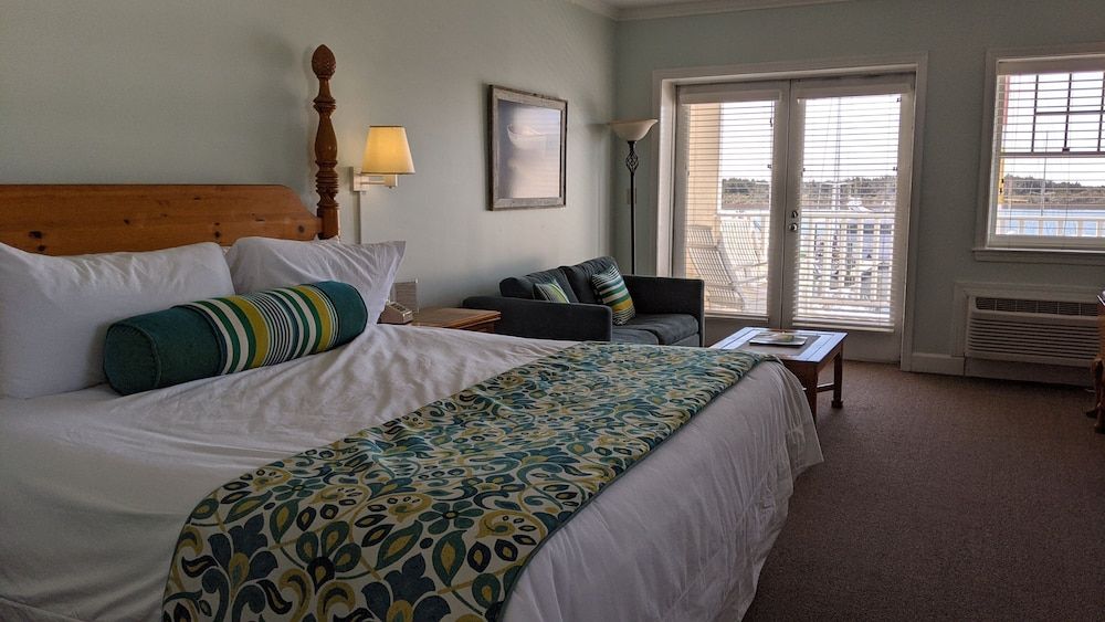 Inlet Inn NC Junior Room, 1 King Bed with Sofa bed, Balcony, Sea View