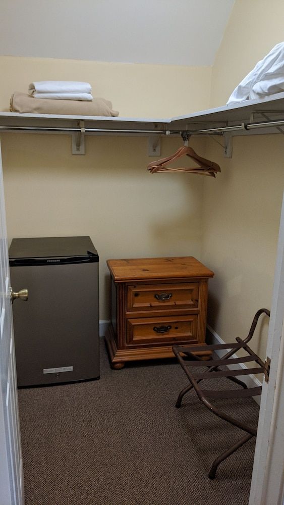 Inlet Inn NC Basic Room 1 Queen Bed, Non Smoking, with 7 stairs 6