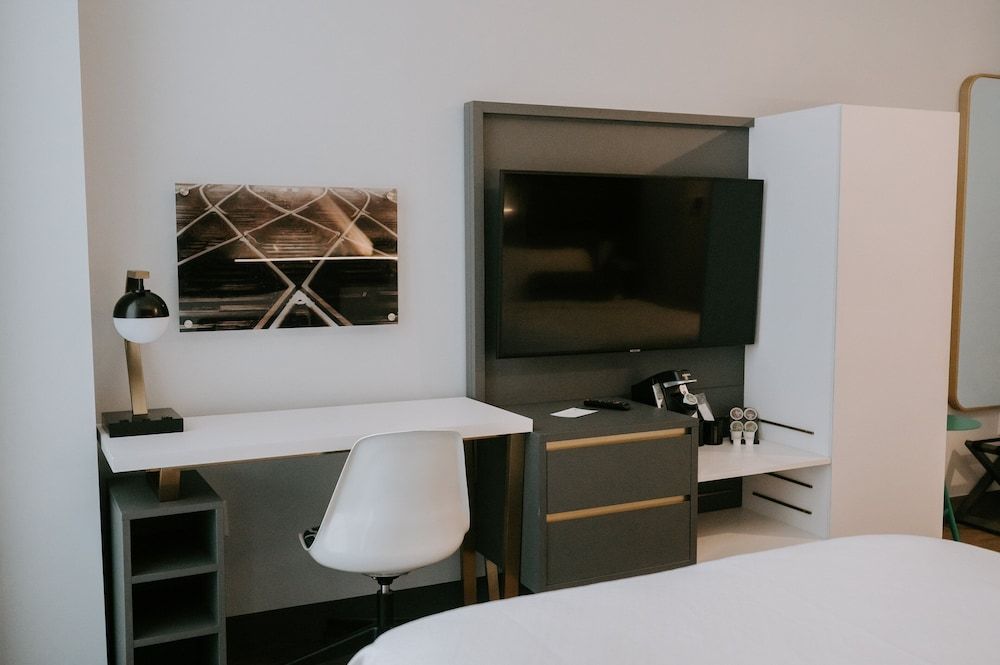 Standard Room, 1 King Bed (Walk-In Shower)
