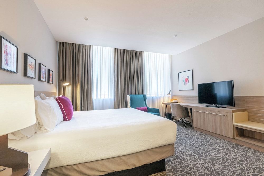 Room, 1 King Bed (With Drinks-Snacks)