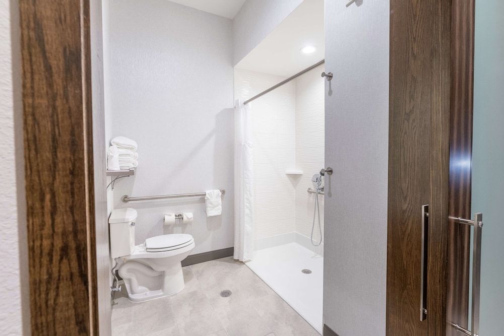 Room, 2 Queen Beds, Accessible (Roll-In Shower)
