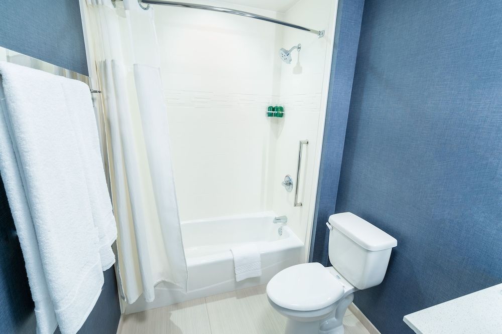 Suite, Multiple Beds (Mobility/Hearing Accessible, Tub)