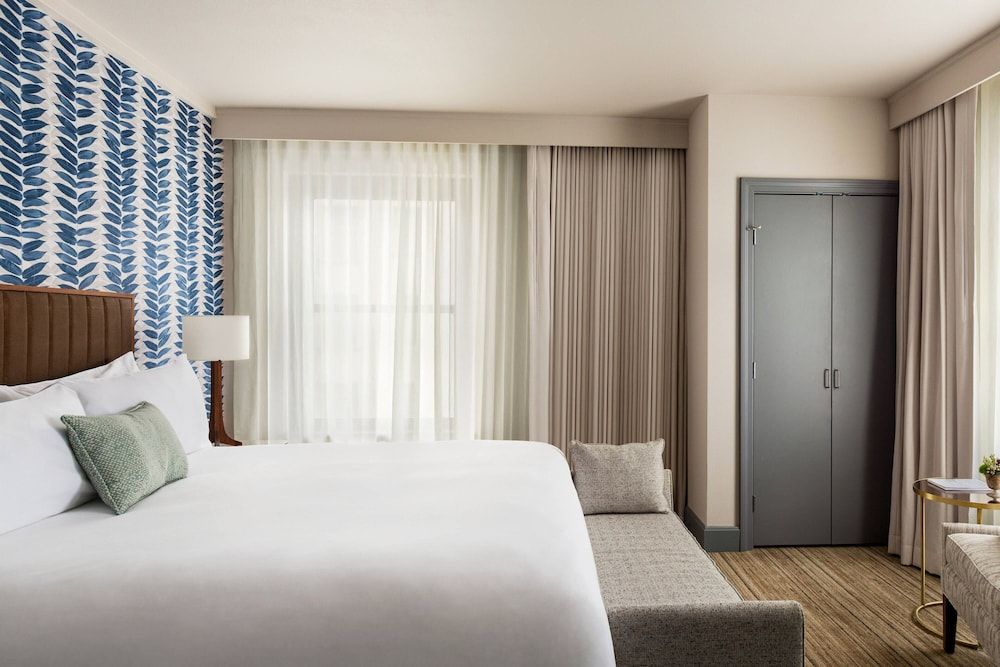 Room, 1 King Bed, Non Smoking (Hearing Accessible)