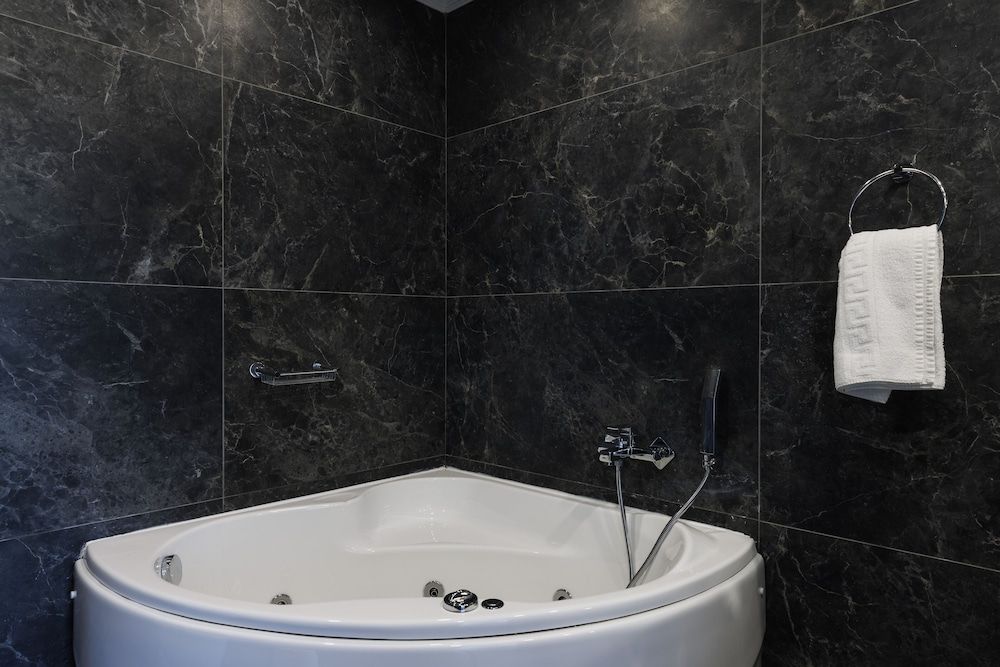 Hotel Thissio Acropolis Corner Suite with Balcony and Jetted tub 8