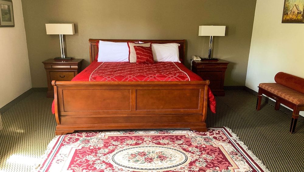 Honeymoon Suite, 1 King Bed, Non Smoking, Refrigerator & Microwave