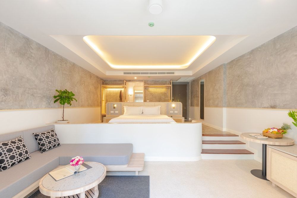 Executive Studio Suite, 1 King Bed, Balcony, Pool View