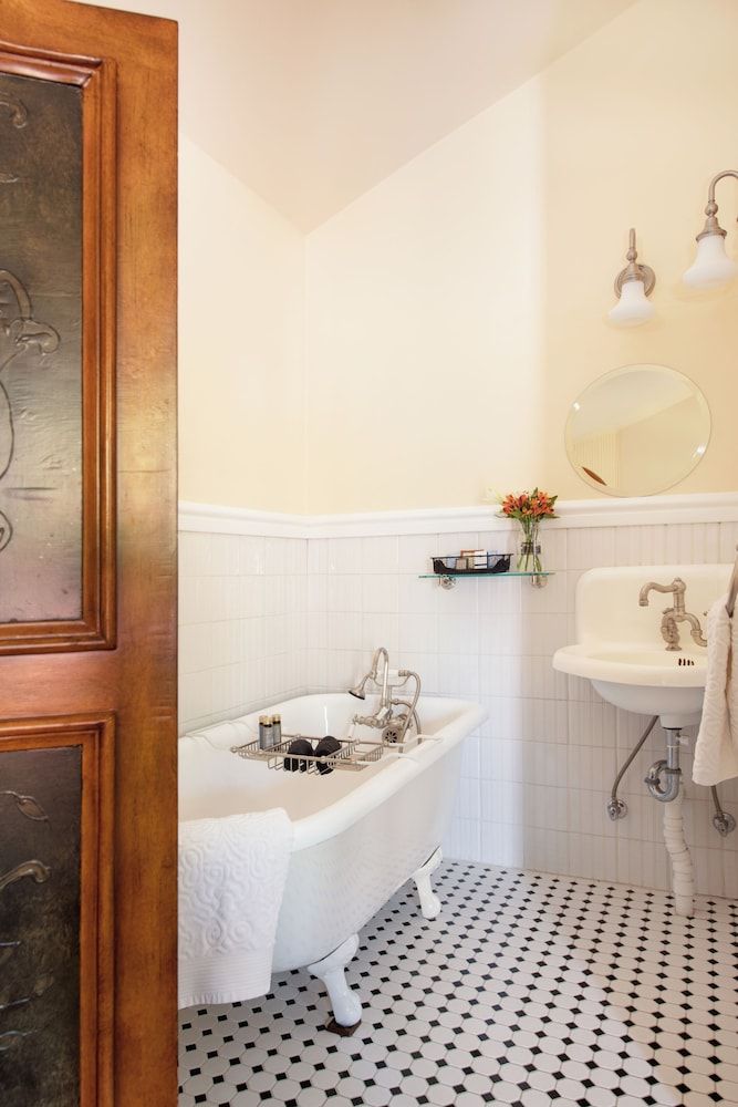 Chamberlin Inn Cody Classic Room, 1 King Bed, Non Smoking 4