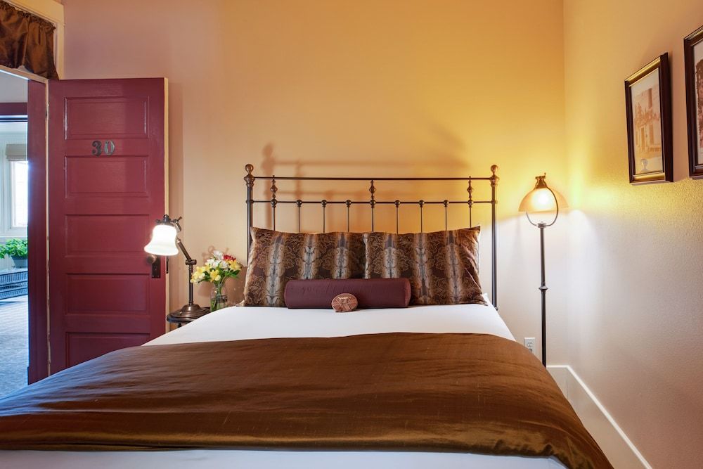 Chamberlin Inn Cody Suite, 1 Queen Bed with Sofa bed, Non Smoking, Kitchenette 2