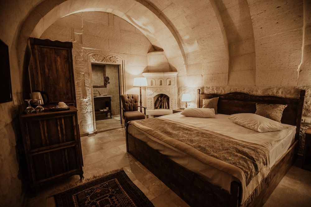 Kismet Cave Mansion Classic Room, Fireplace