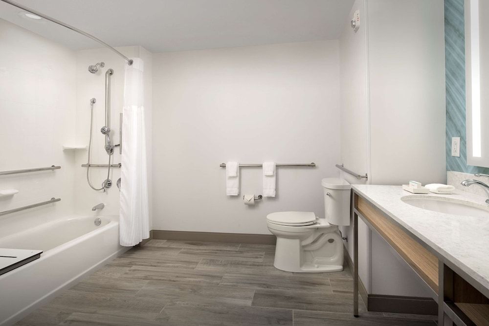 Hilton Garden Inn Orlando Downtown Room, 1 King Bed, Accessible, Bathtub 2