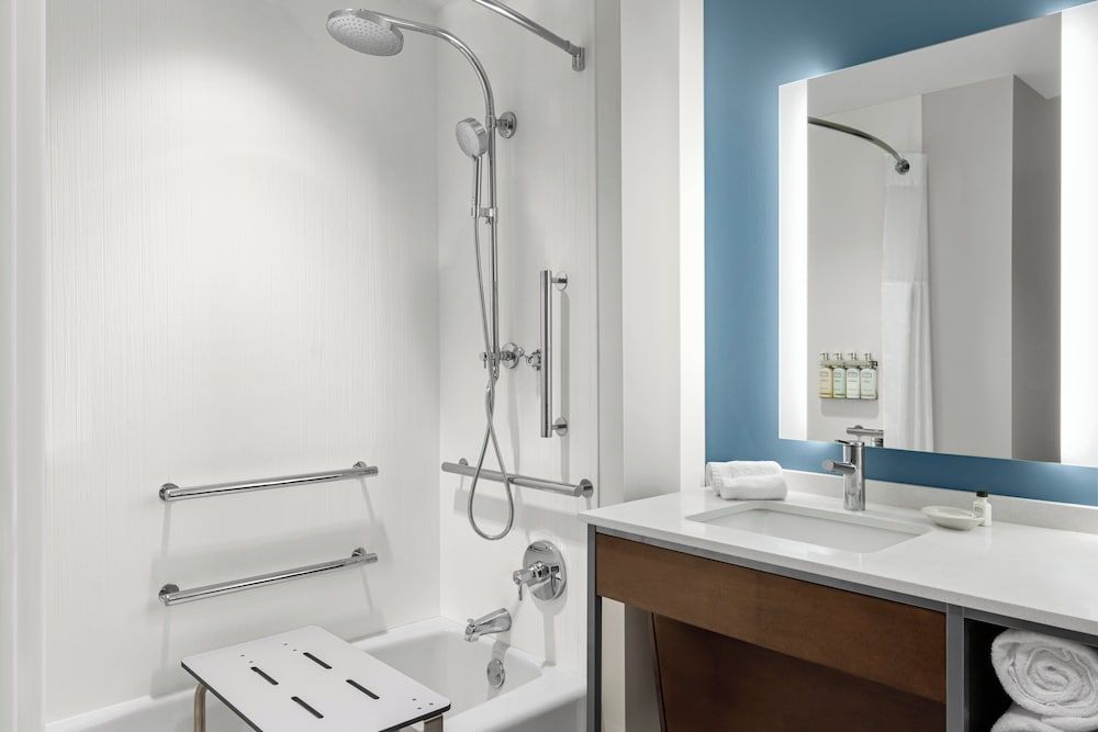 EVEN Hotel Atlanta - Cobb Galleria by IHG Standard Room, 1 King Bed, Accessible Bathtub (Mobil Access) 9