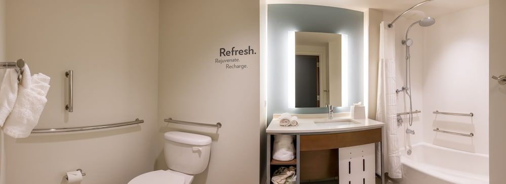 EVEN Hotel Atlanta - Cobb Galleria by IHG Standard Room, 1 King Bed, Accessible Bathtub (Mobil Access) 7