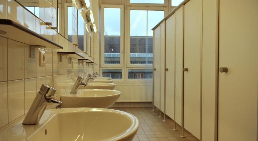 Industriepalast Hostel Berlin 6-Bed Dormitory -- Mixed 7