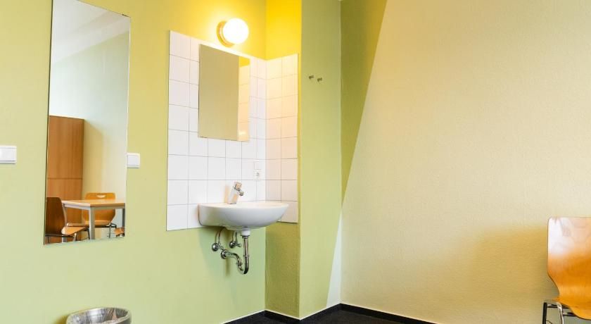 Industriepalast Hostel Berlin 6-Bed Dormitory -- Mixed 6