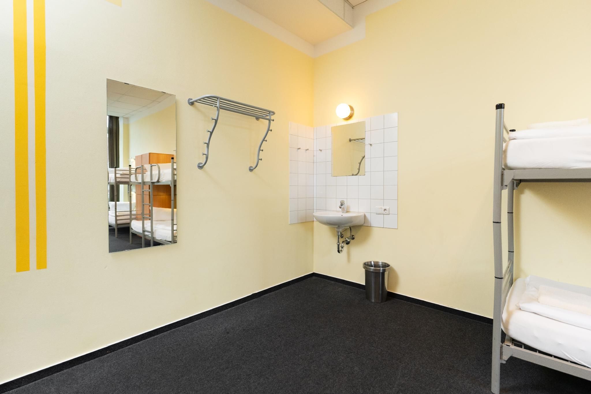 Industriepalast Hostel Berlin 6-Bed Dormitory -- Mixed 11