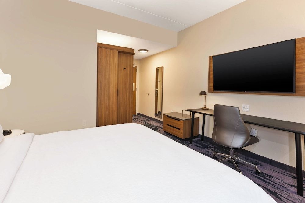 Basic Room, 1 King Bed