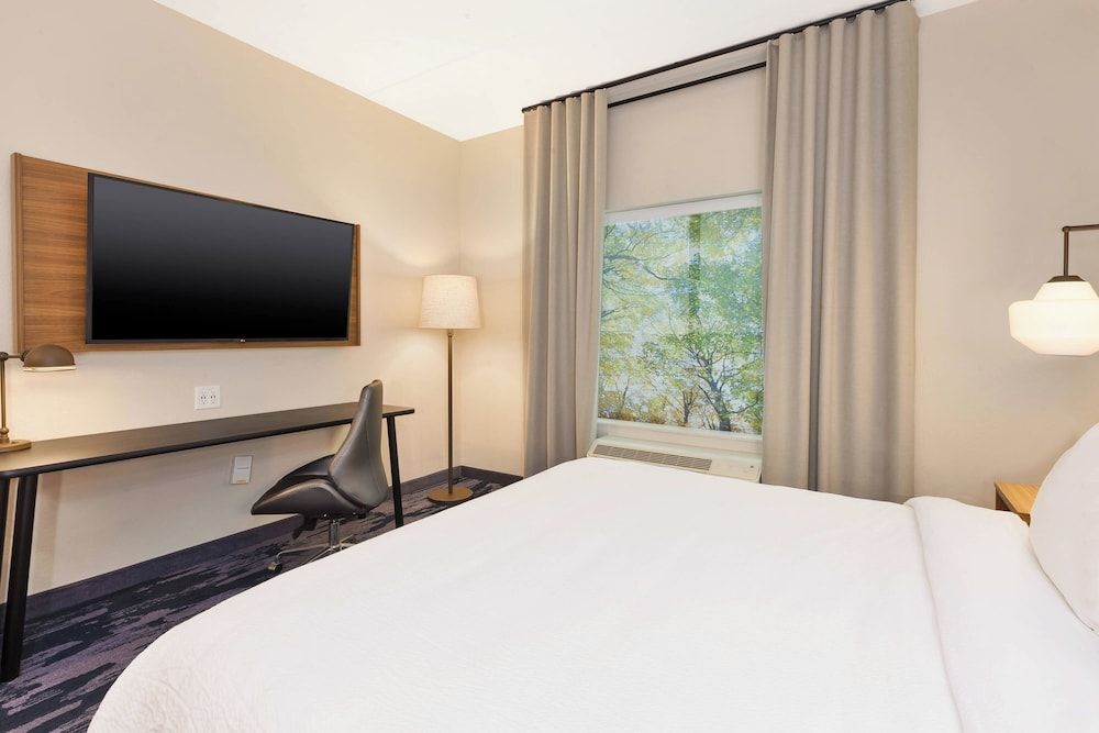Basic Room, 1 King Bed