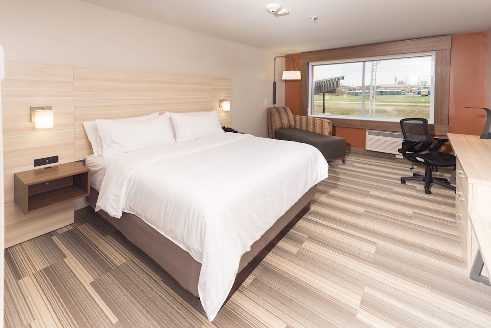 Suite, 2 Queen Beds, Accessible Bathtub (Communications)
