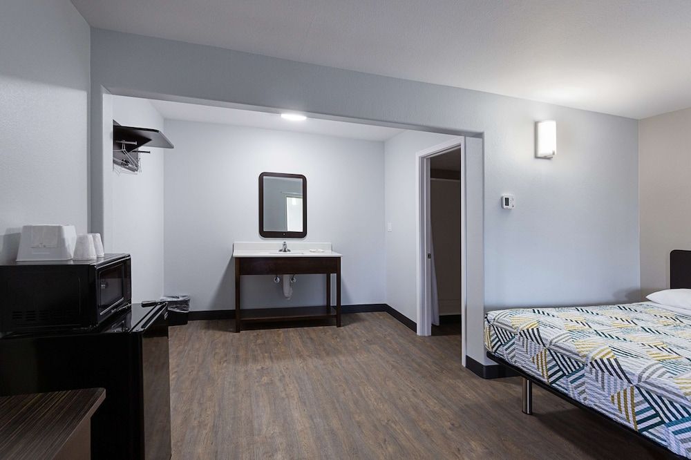 Motel 6 Show Low, AZ Standard Room, 2 Queen Beds, Non Smoking, Kitchenette 3