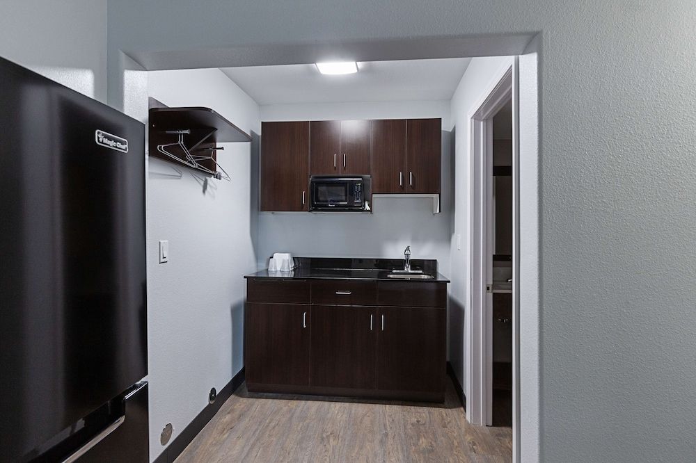 Motel 6 Show Low, AZ Standard Room, 2 Queen Beds, Non Smoking, Kitchenette 5