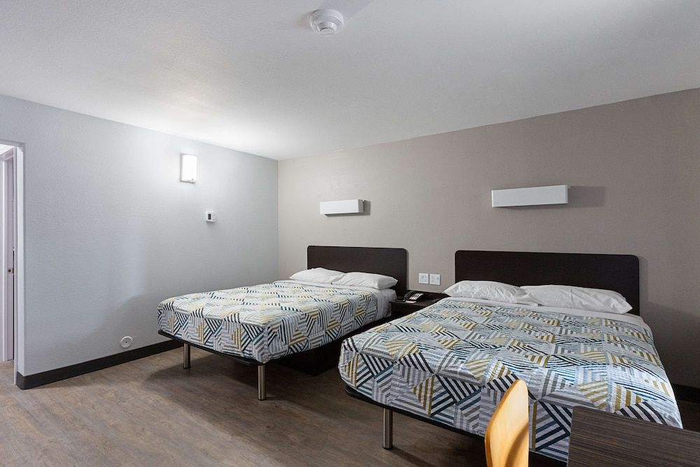 Motel 6 Show Low, AZ Standard Room, 2 Queen Beds, Non Smoking, Refrigerator & Microwave 5