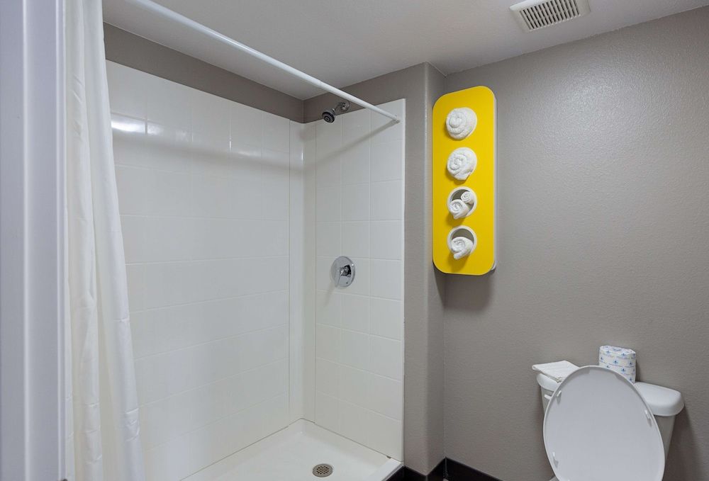 Motel 6 Show Low, AZ Standard Room, 2 Queen Beds, Non Smoking, Refrigerator & Microwave 6