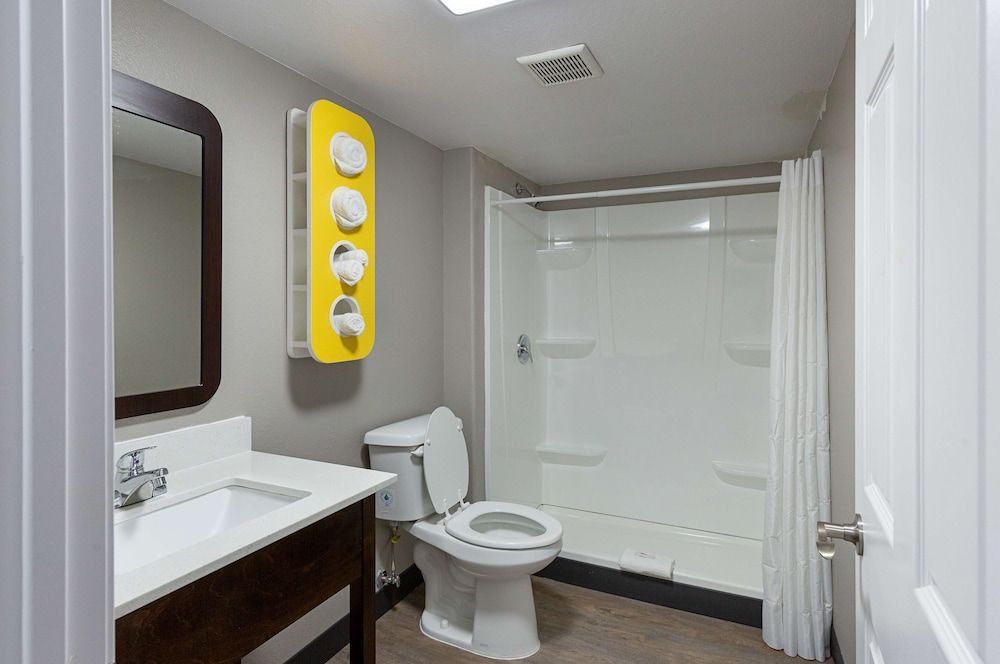 Motel 6 Show Low, AZ Standard Room, 2 Queen Beds, Accessible, Non Smoking 9